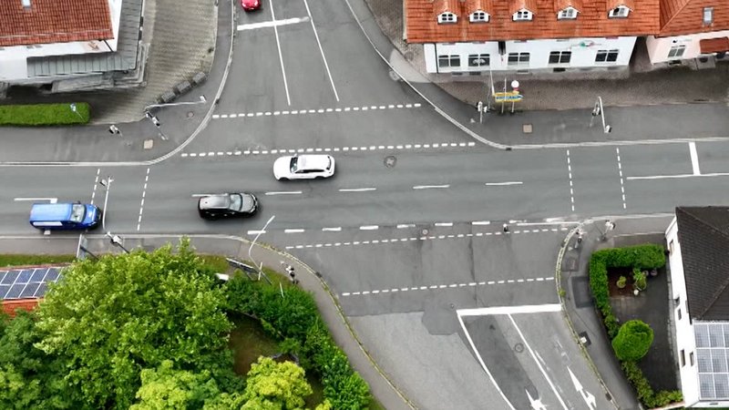 KI gilt ja landläufig als Garant superintelligenter Lösungen: So wurde vor drei Monaten eine Ampel der Zukunft in Essenbach installiert - ein Verkehrssteuerungssystem mit KI-Funktionen. Wie funktioniert's, wie kommt's an? | Bild: Bayerischer Rundfunk 2024 KI gilt ja landläufig als Garant superintelligenter Lösungen: So wurde vor drei Monaten eine Ampel der Zukunft in Essenbach installiert - ein Verkehrssteuerungssystem mit KI-Funktionen. Wie funktioniert's, wie kommt's an?