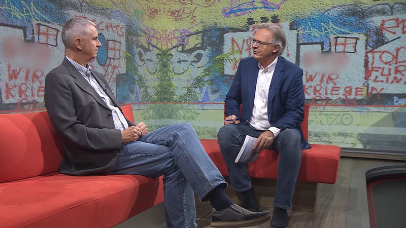 Martin Becher, der scheidende Geschäftsführer der Projektstelle gegen Rechtsextremismus, im Gespräch mit Charly Hilpert. | Bild: BR Martin Becher, der scheidende Geschäftsführer der Projektstelle gegen Rechtsextremismus, im Gespräch mit Charly Hilpert.