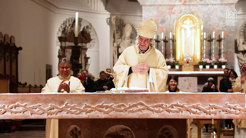 Der Passauer Bischof Stefan Oster erzählt im Oster-Gottesdienst einen Witz, der später im Internet viral geht.