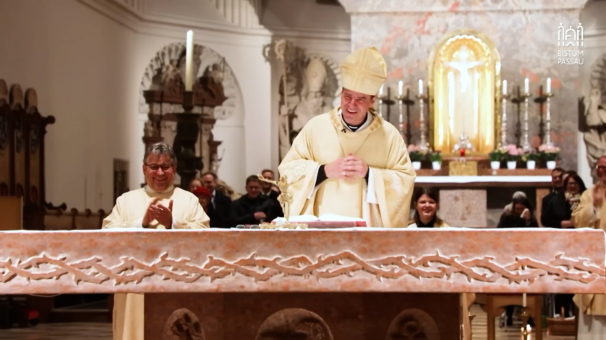 Es ist ein alter Brauch, im Oster-Gottesdienst die Gemeinde zum Lachen zu bringen. Nun geht der Passauer Bischof Stefan Oster mit seinem Witz zur Osterzeit viral.