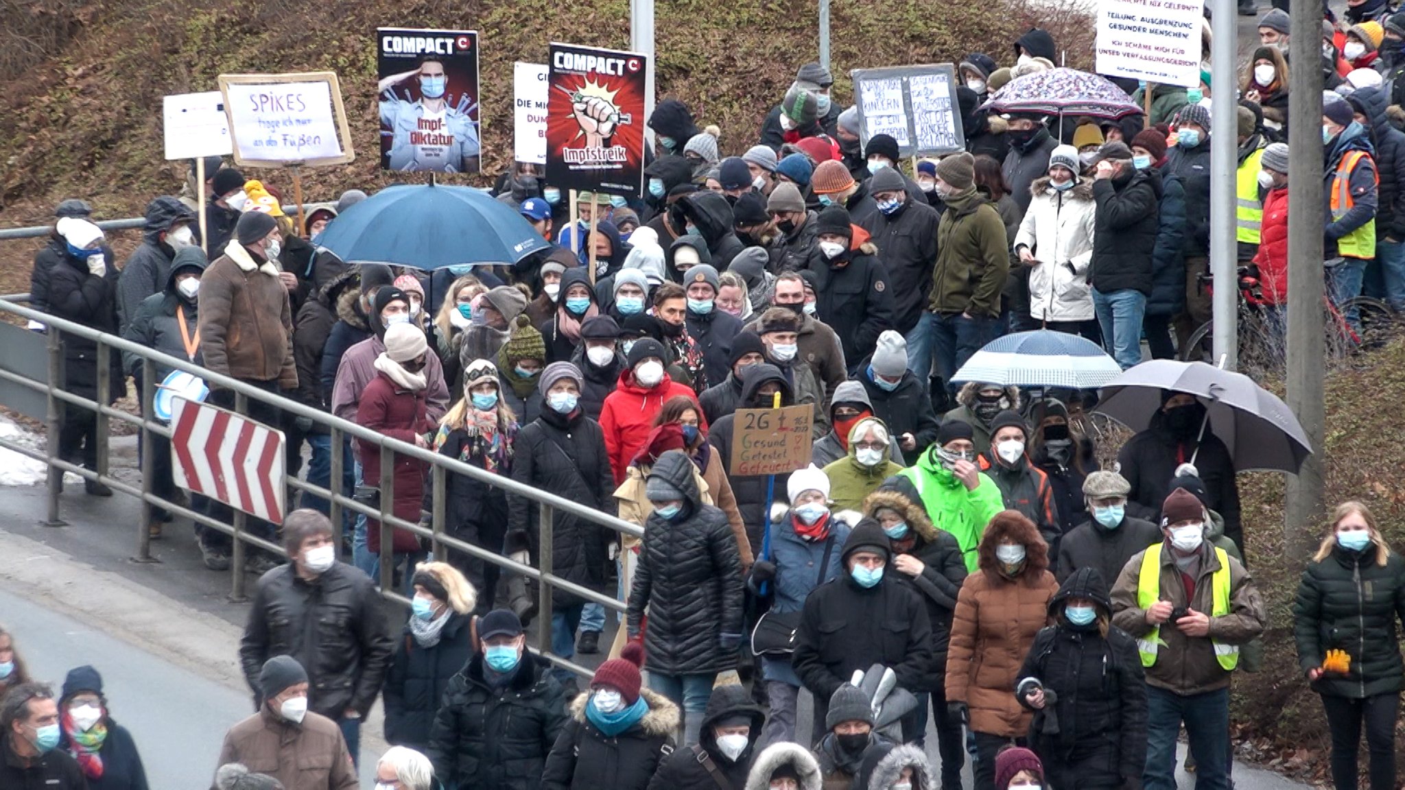 Bild von Leuten in einem Demozug