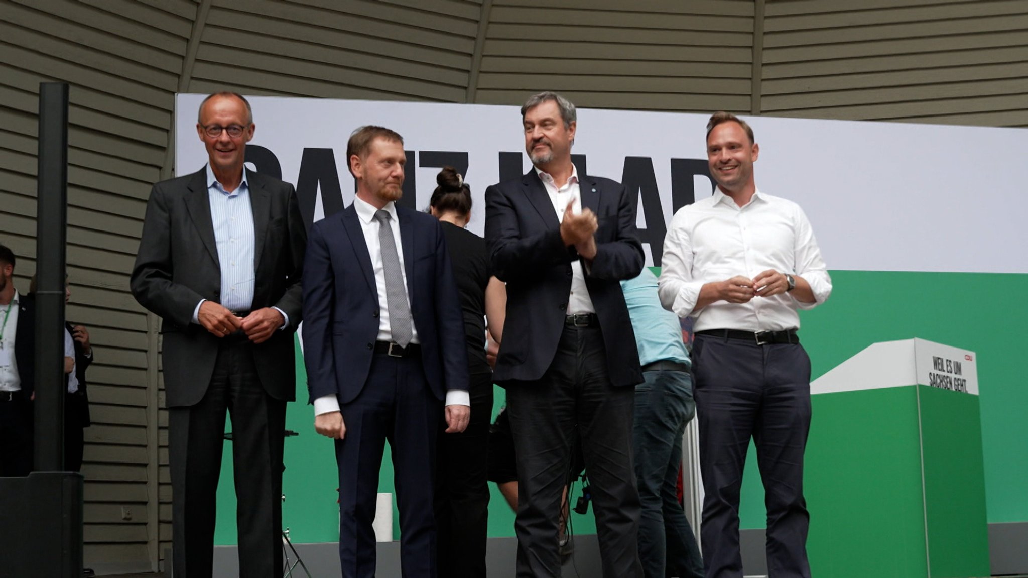 Bei einer Wahlkampfveranstaltung in Dresden in Sachsen nehmen (von links) CDU-Parteichef Friedrich Merz, CDU-Ministerpräsident Michael Kretschmer und CSU-Vorsitzender Markus Söder teil.