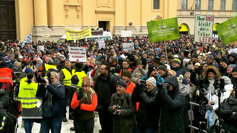 Demonstrierende Landwirte am 8.1.24 auf dem Münchner Odeonsplatz