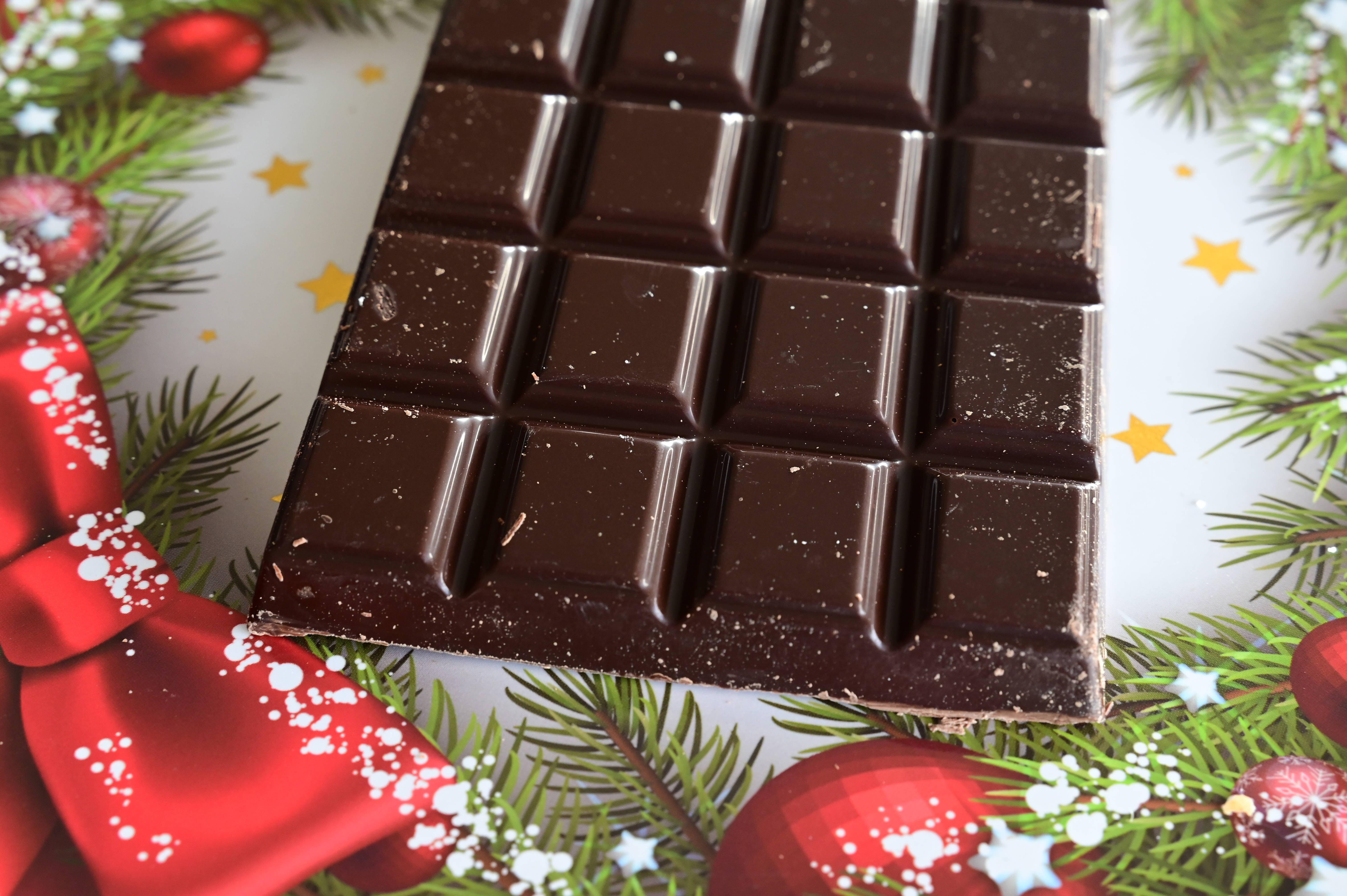 Schokolade mit weihnachtlicher Dekoration