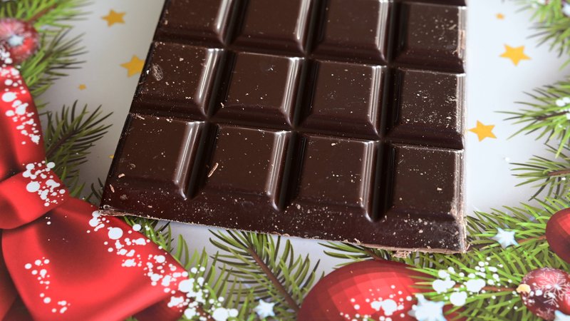 Schokolade mit weihnachtlicher Dekoration | Bild: picture alliance / SIPA | ROMAIN DOUCELIN Schokolade mit weihnachtlicher Dekoration