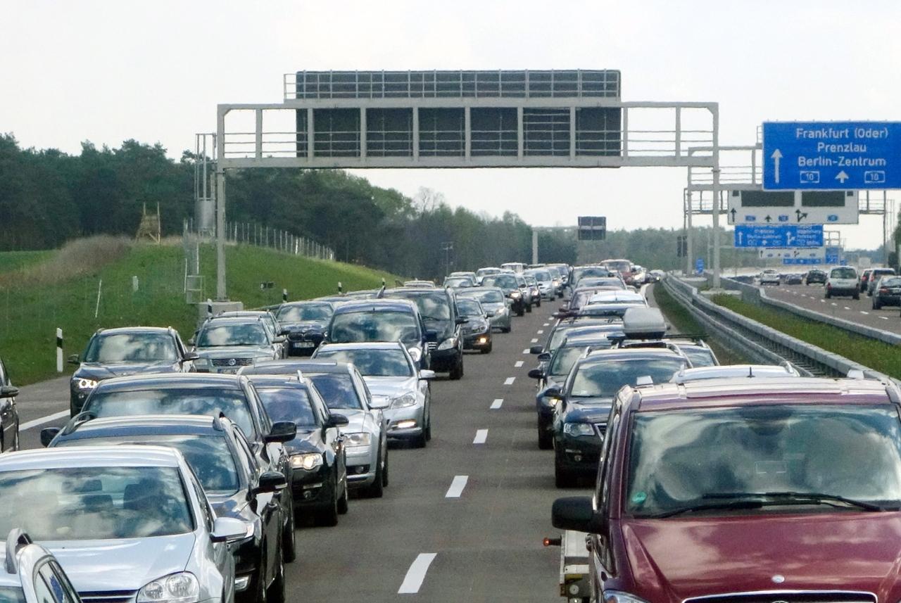 Autofahrer Missbrauchen Rettungsgasse Auf Stuttgarter Autobahn | BR24