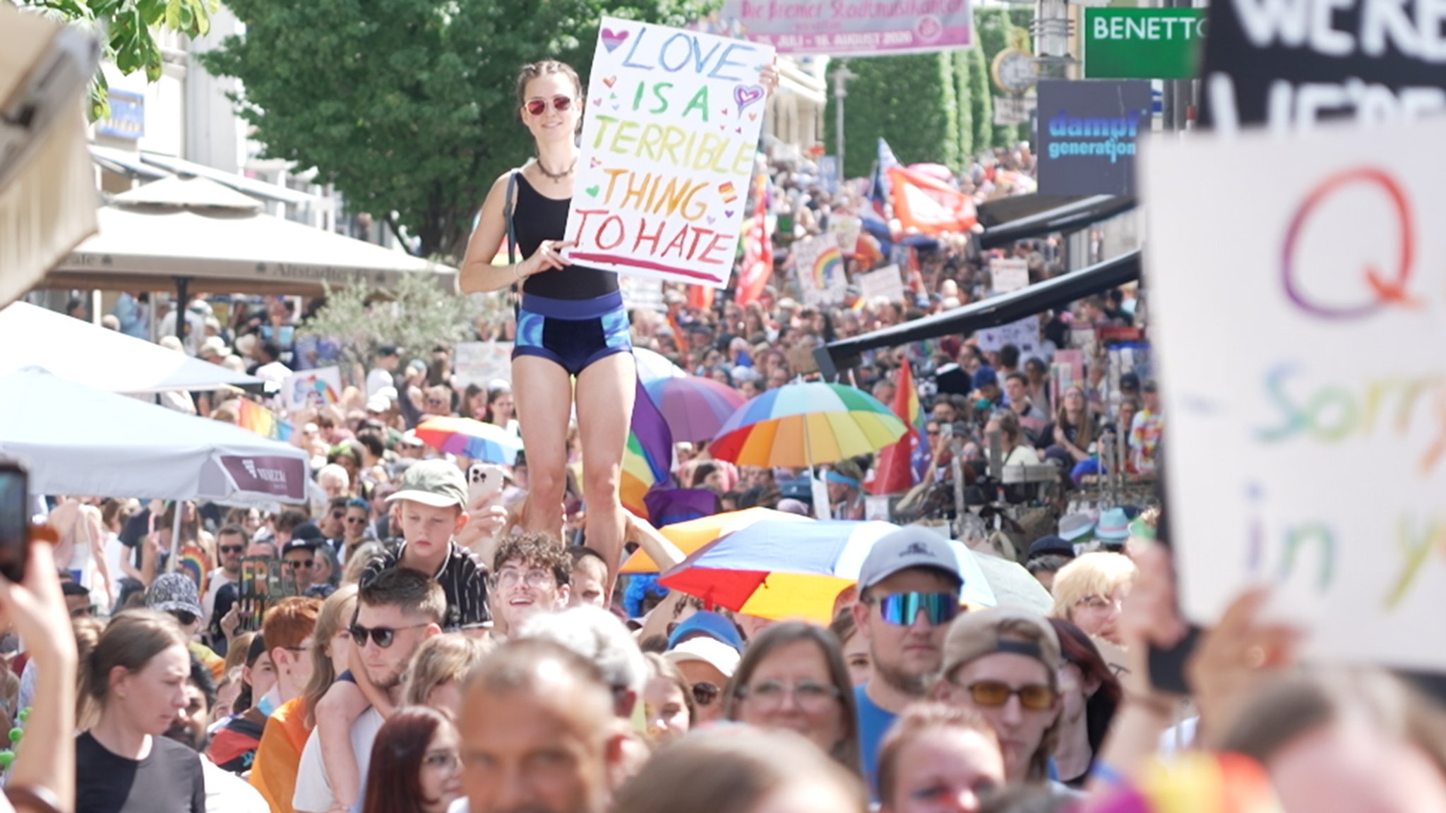 "Jetzt erst recht": Über 2.500 Menschen beim CSD in Kempten