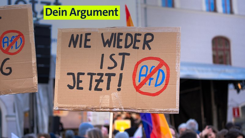 Parolen gegen Rechtsextremismus und Aufruf zum Verbot der AfD auf Plakaten und Bannern bei einer großen Demonstration in Augsburg 2024. | Bild: picture alliance / CHROMORANGE | Michael Bihlmayer Parolen gegen Rechtsextremismus und Aufruf zum Verbot der AfD auf Plakaten und Bannern bei einer großen Demonstration in Augsburg 2024.