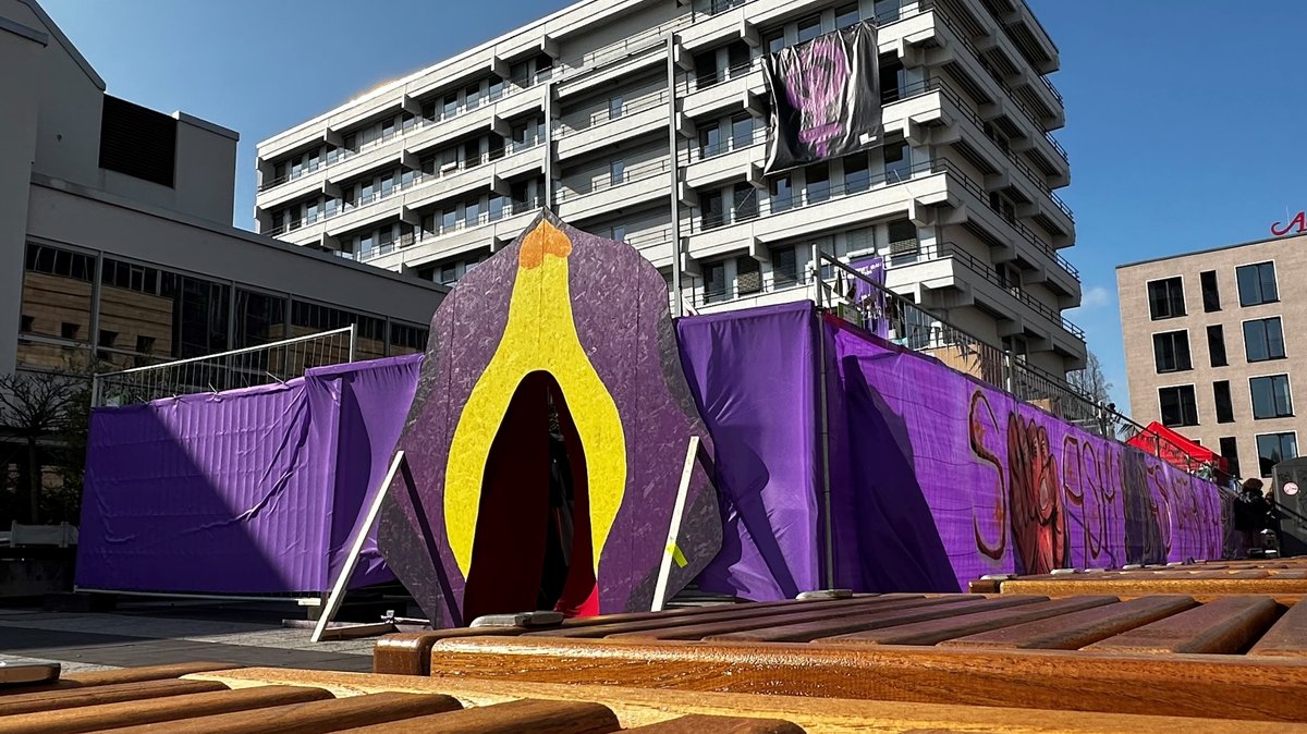 Der Eingang zum Gelände des Funparks ist in Form einer Vulva gestaltet. 