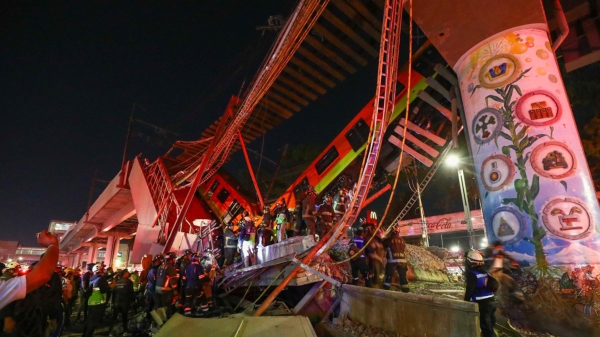 Mexiko-Stadt: Rettungskräfte stehen am Unfallort, nachdem eine U-Bahnbrücke zum Teil eingestürzt ist.