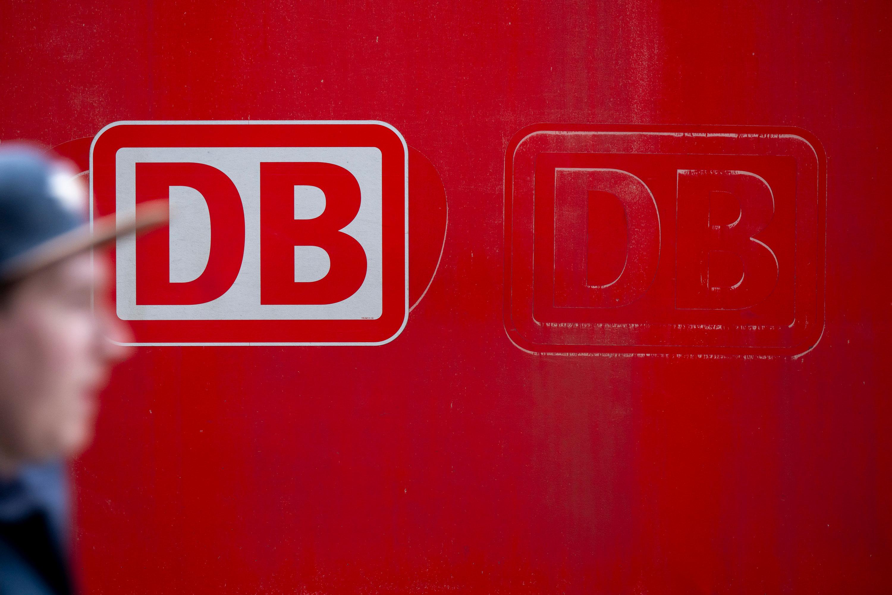 Das Logo der Deutschen Bahn (DB) klebt an einem Zug des Unternehmens (Archivbild)