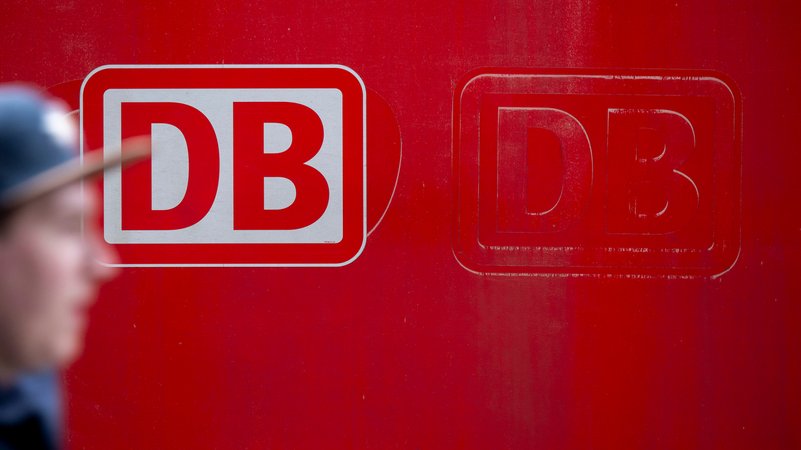 Das Logo der Deutschen Bahn (DB) klebt an einem Zug des Unternehmens (Archivbild)