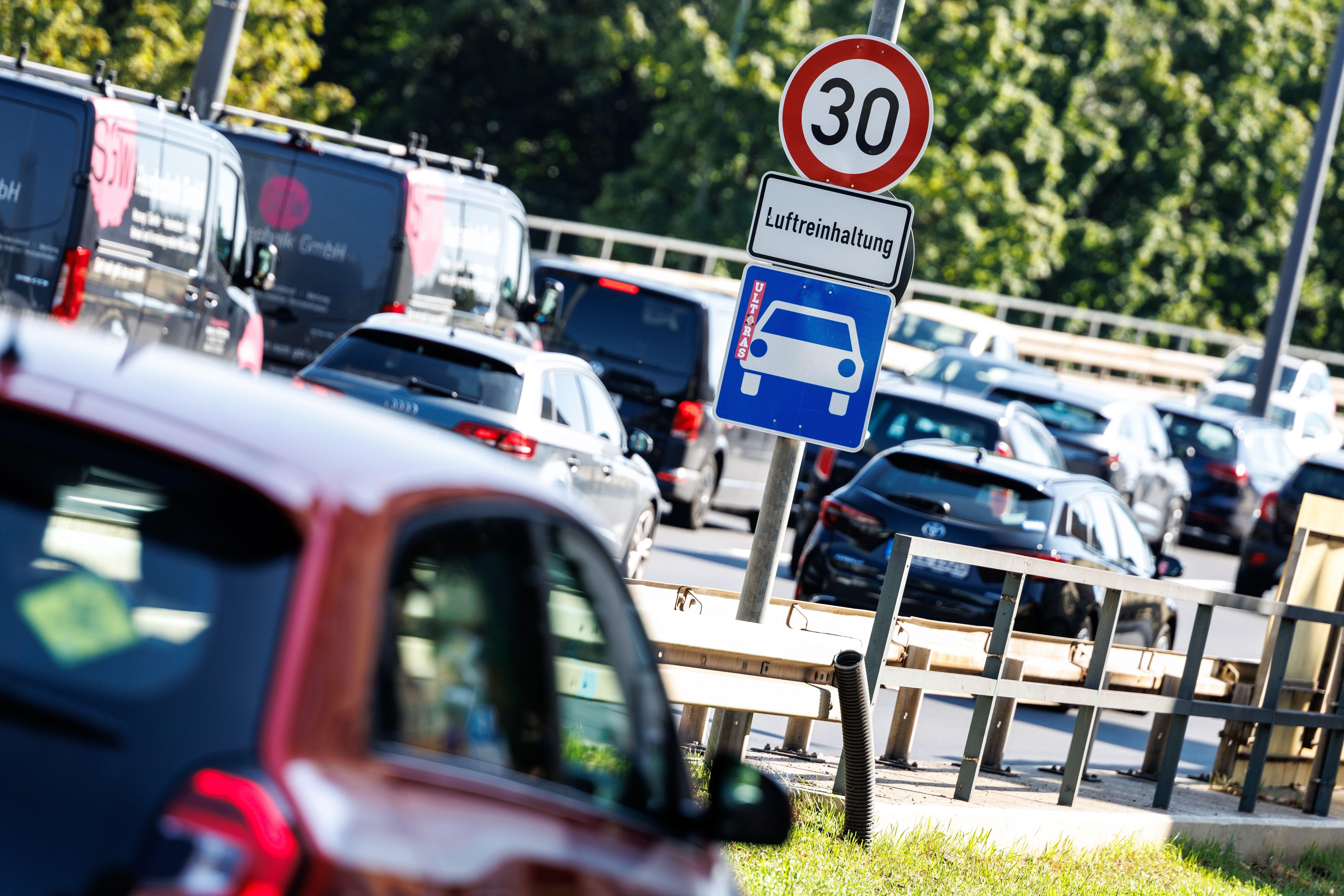 Tempo-30-Schilder am Mittleren Ring.