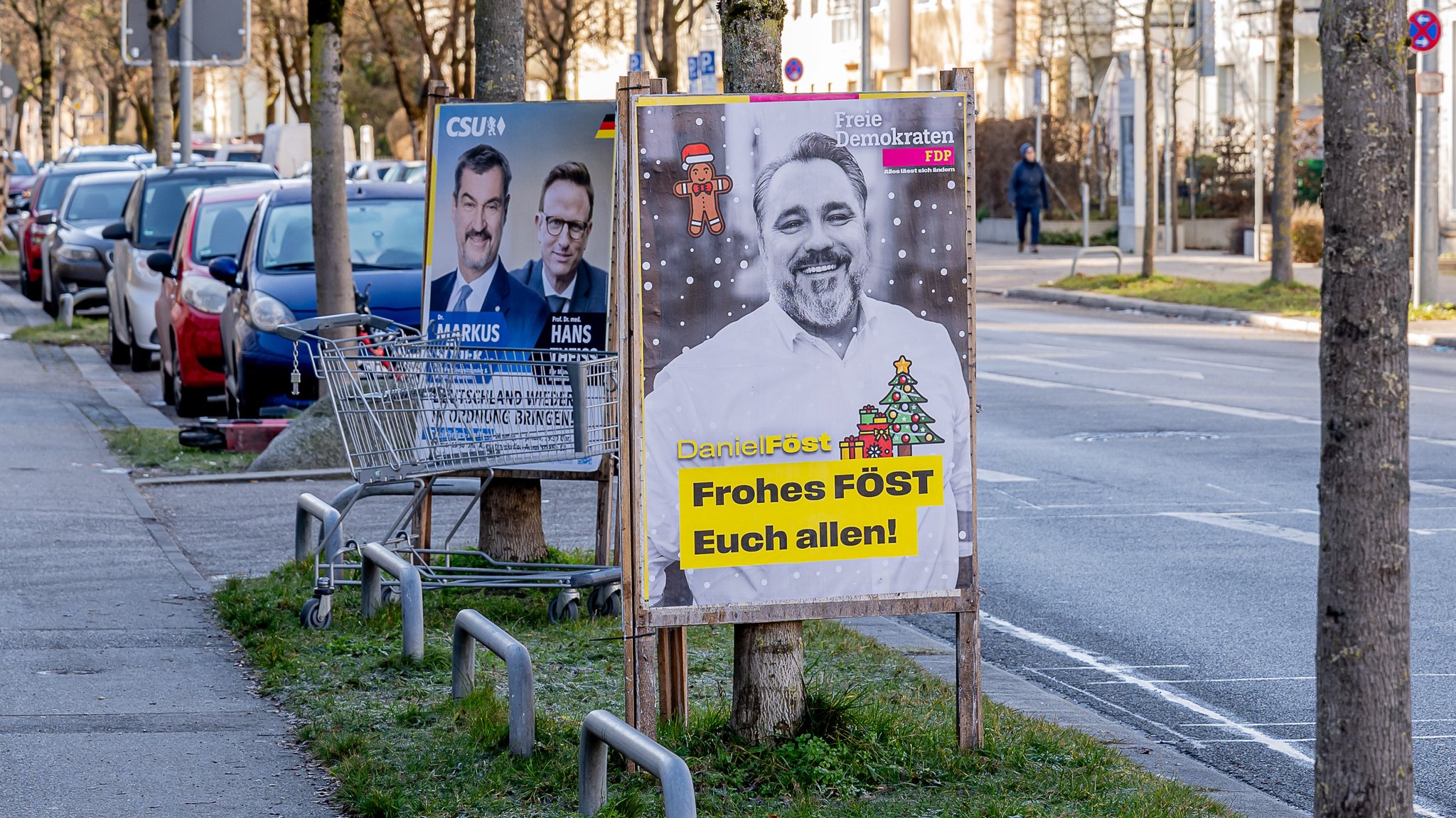 Wahlplakate in München: FDP / Freie Demokraten - Daniel Foest. Dahinter: CSU Bayern - Dr. Markus Soeder, Prof. Dr. med. Hans Theiss.