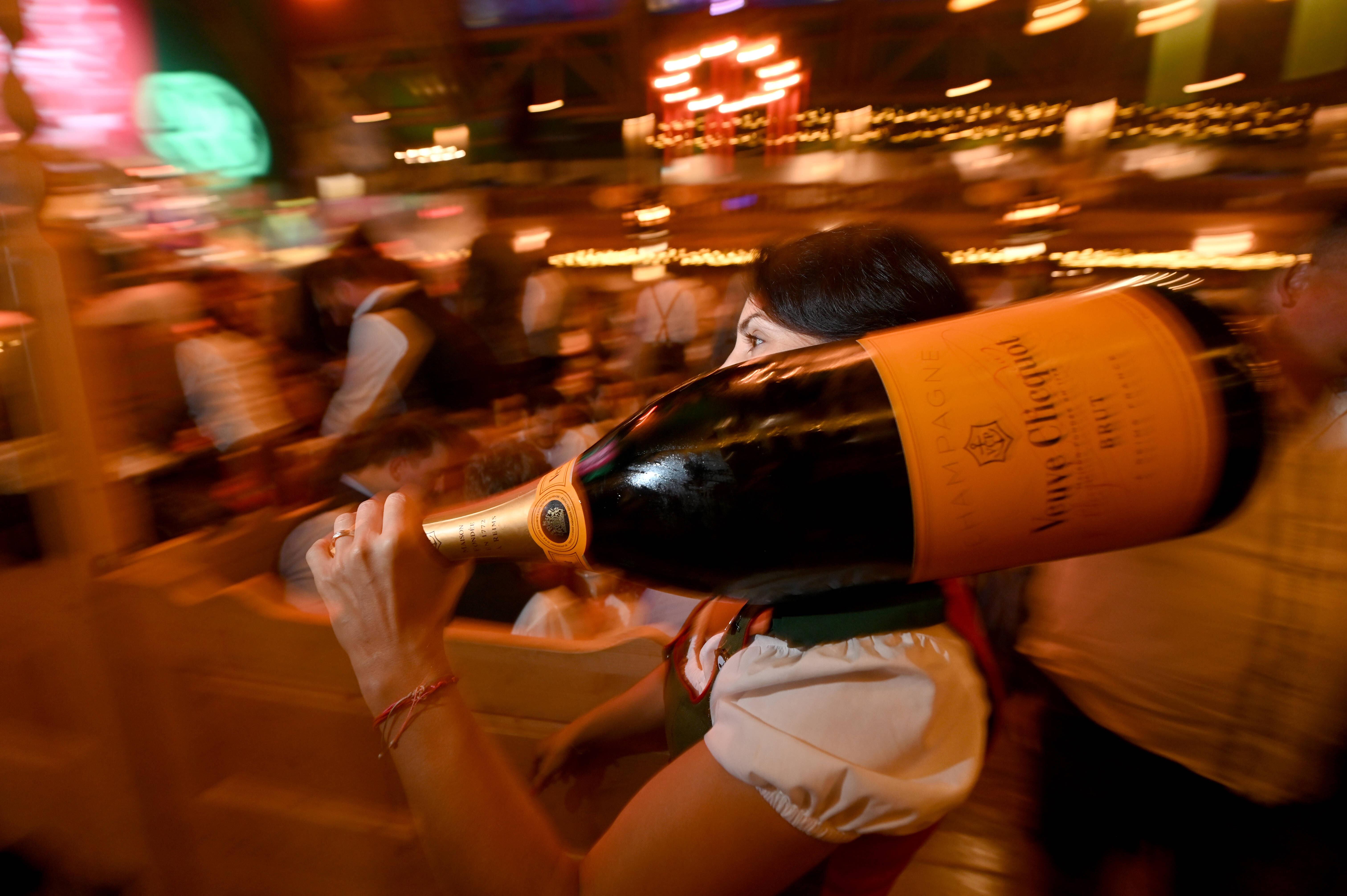 Wiesnbedienung mit Neun-Liter-Magnum-Flasche  in Kufflers Weinzelt für über 3000 Euro (Archivbild 25. September 2024)