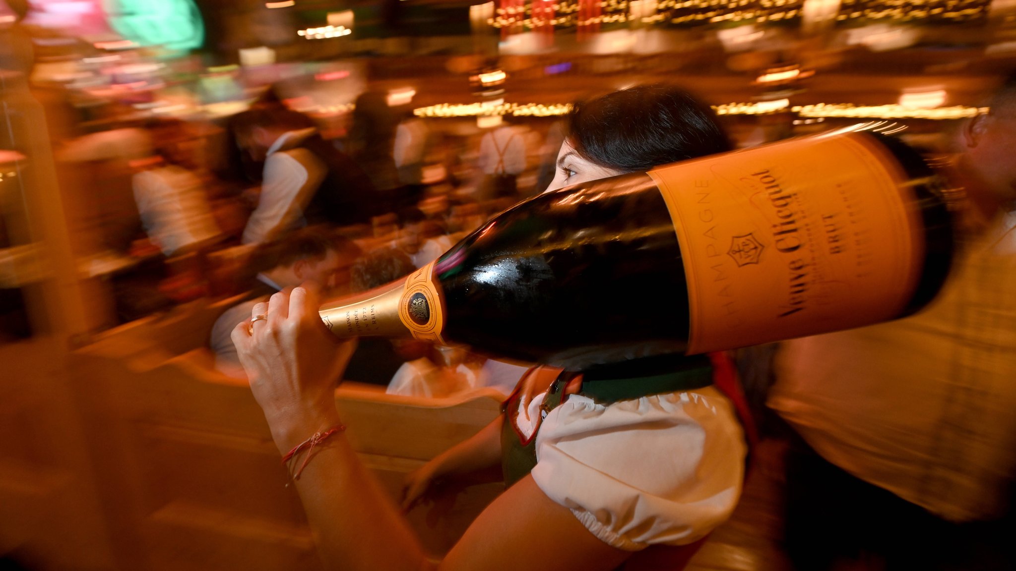Wiesnbedienung mit Neun-Liter-Magnum-Flasche  in Kufflers Weinzelt für über 3000 Euro (Archivbild 25. September 2024)