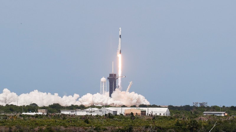 Falcon-9-Rakete mit der Crew Dragon-Kapsel im Moment des Starts