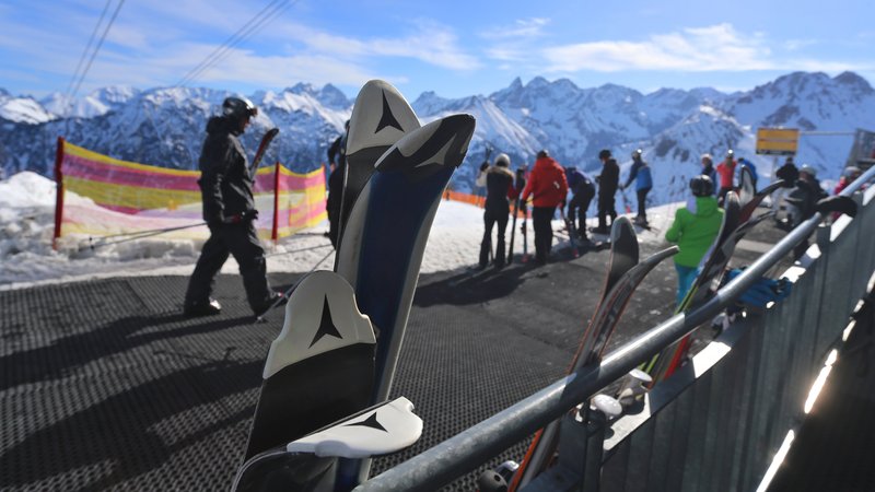 Skier stehen im Skigebiet Fellhorn-Kanzelwand bei Oberstdorf auf einer Terrasse. 