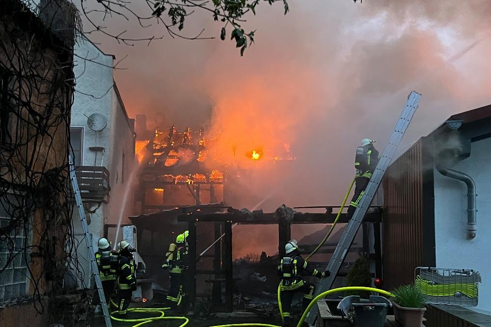 Feuerwehrleute löschen in Hofkirchen mehrere Brandstellen