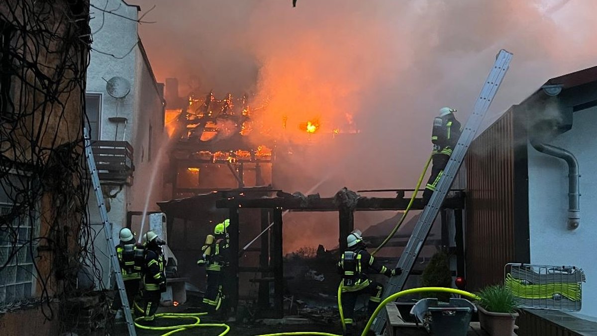 Feuerwehrleute löschen in Hofkirchen mehrere Brandstellen