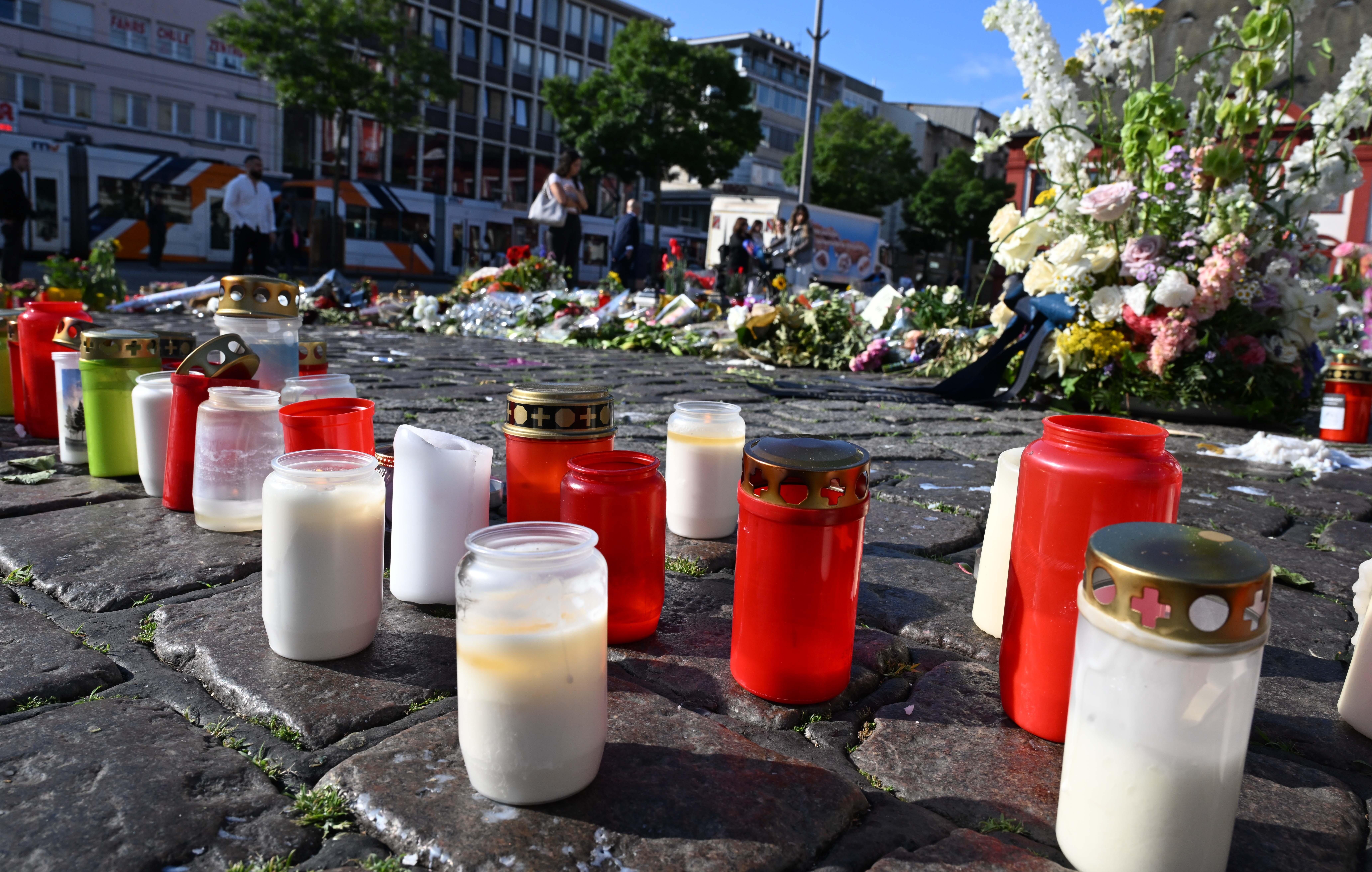 Blumen und Kerzen liegen auf dem Marktplatz in Mannheim zum Gedenken an einen getöteten Polizisten (Bild vom 07.06.2024)