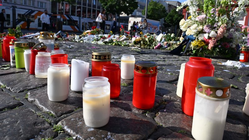 Blumen und Kerzen liegen auf dem Marktplatz in Mannheim zum Gedenken an einen getöteten Polizisten (Bild vom 07.06.2024) | Bild: picture alliance/dpa | Bernd Weißbrod Blumen und Kerzen liegen auf dem Marktplatz in Mannheim zum Gedenken an einen getöteten Polizisten (Bild vom 07.06.2024)