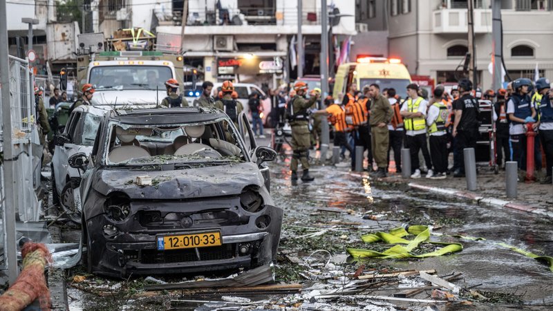 Schäden nach Raketenbeschuss in Tel Aviv | Bild: pa/dpa/Mostafa Alkharouf Schäden nach Raketenbeschuss in Tel Aviv