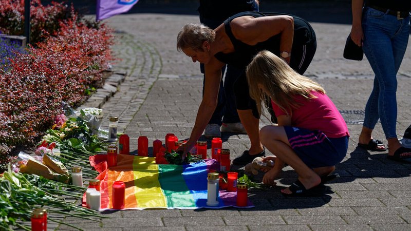 24.08.2024, Nordrhein-Westfalen, Solingen: Nach der Messerattacke auf dem Solinger Stadtfest legen Menschen in der Nähe des Tatortes Blumen neben einer Regenbogenflagge nieder. Bei einer Attacke auf der 650-Jahr-Feier der Stadt Solingen hat es Todesopfer und Verletzte gegeben. Foto: Henning Kaiser/dpa - ACHTUNG: Nur zur redaktionellen Verwendung im Zusammenhang mit der aktuellen Berichterstattung. Das Foto darf nicht verändert und nur im vollen Ausschnitt verwendet werden. +++ dpa-Bildfunk +++ | Bild: dpa-Bildfunk/Henning Kaiser 24.08.2024, Nordrhein-Westfalen, Solingen: Nach der Messerattacke auf dem Solinger Stadtfest legen Menschen in der Nähe des Tatortes Blumen neben einer Regenbogenflagge nieder. Bei einer Attacke auf der 650-Jahr-Feier der Stadt Solingen hat es Todesopfer und Verletzte gegeben. Foto: Henning Kaiser/dpa - ACHTUNG: Nur zur redaktionellen Verwendung im Zusammenhang mit der aktuellen Berichterstattung. Das Foto darf nicht verändert und nur im vollen Ausschnitt verwendet werden. +++ dpa-Bildfunk +++