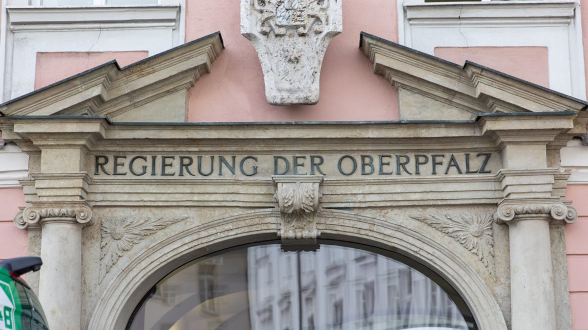 Eingang der Regierung der Oberpfalz (Symbolbild)