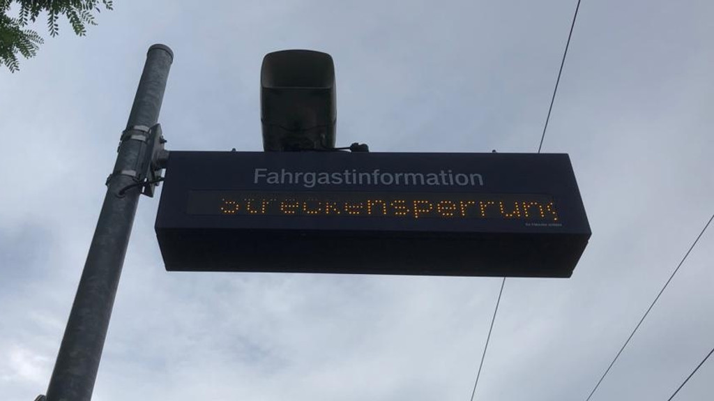Anzeigetafel der Deutschen Bahn: Streckensperrung