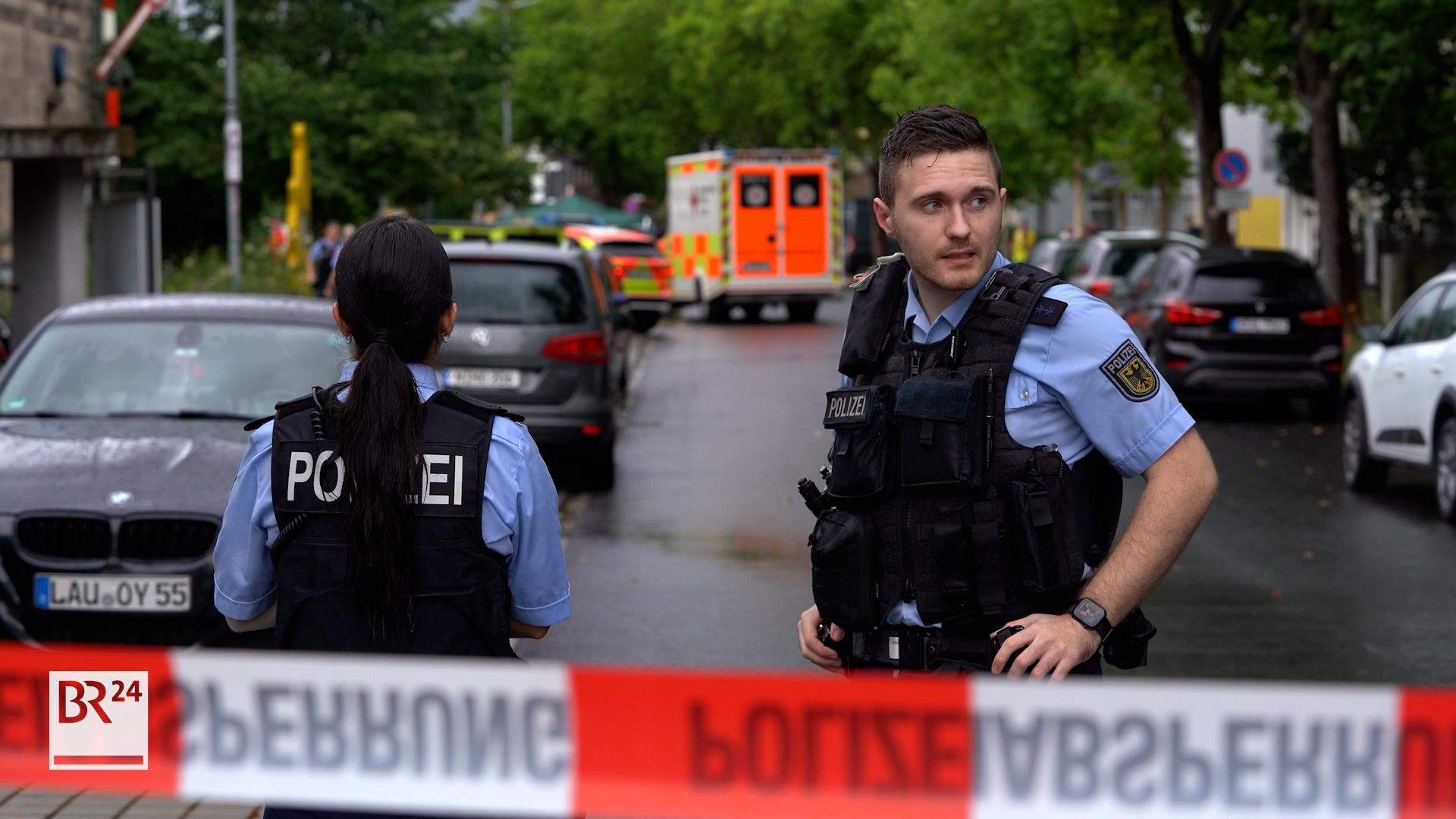 Polizisten bei dem Einsatz in Lauf an der Pegnitz.