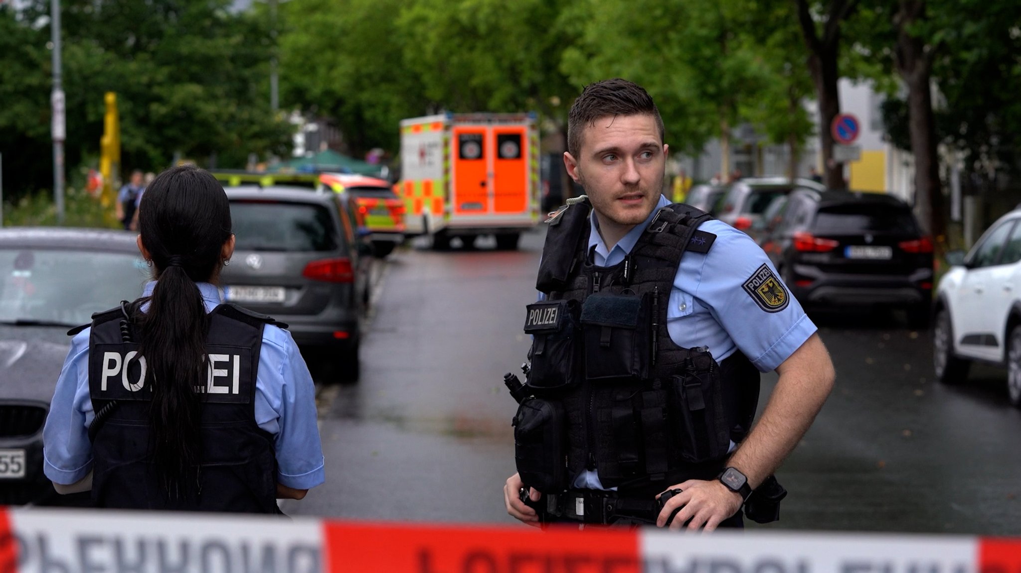 Polizisten bei dem Einsatz in Lauf an der Pegnitz.