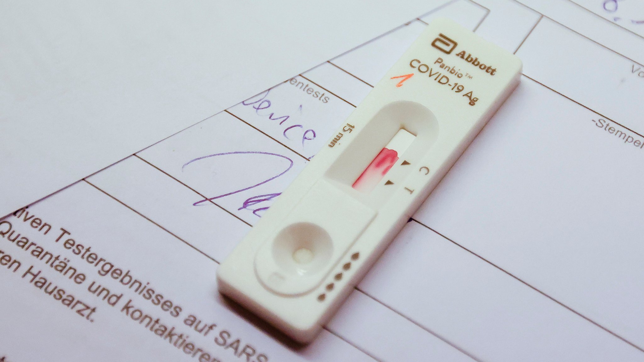 Ein Corona-Antigen-Schnelltest liegt auf einem Papier