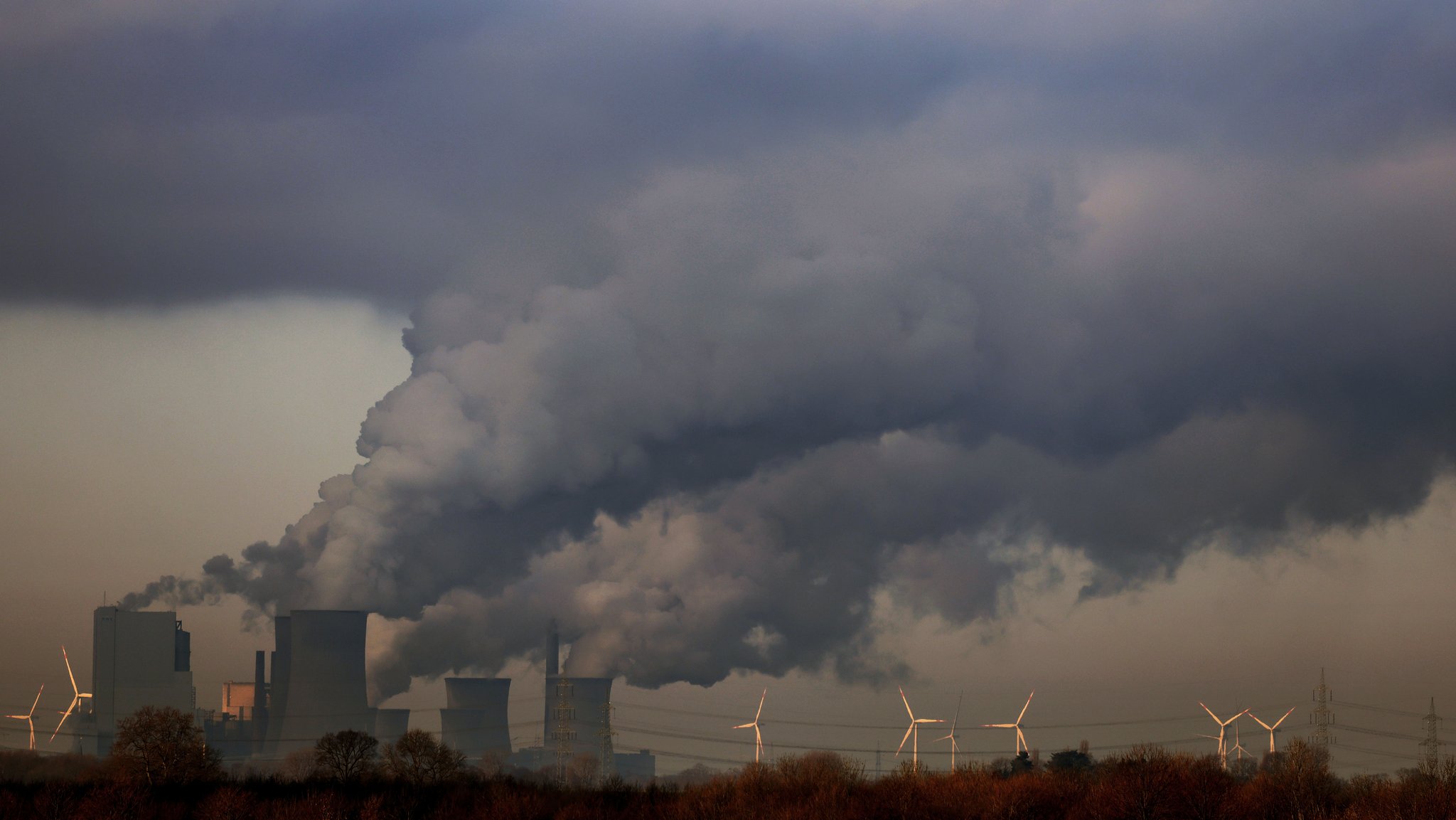 RWE-Braunkohlekraftwerk Neurath, das zweitgrößte in Europa. Emissionen pro Jahr: 22.100.000 t CO2, 14.700 t Stickoxide und 357 t Feinstaub 