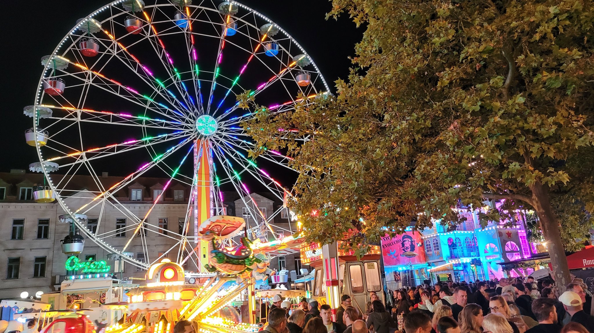 Beleuchtetes Riesenrad in der Nacht