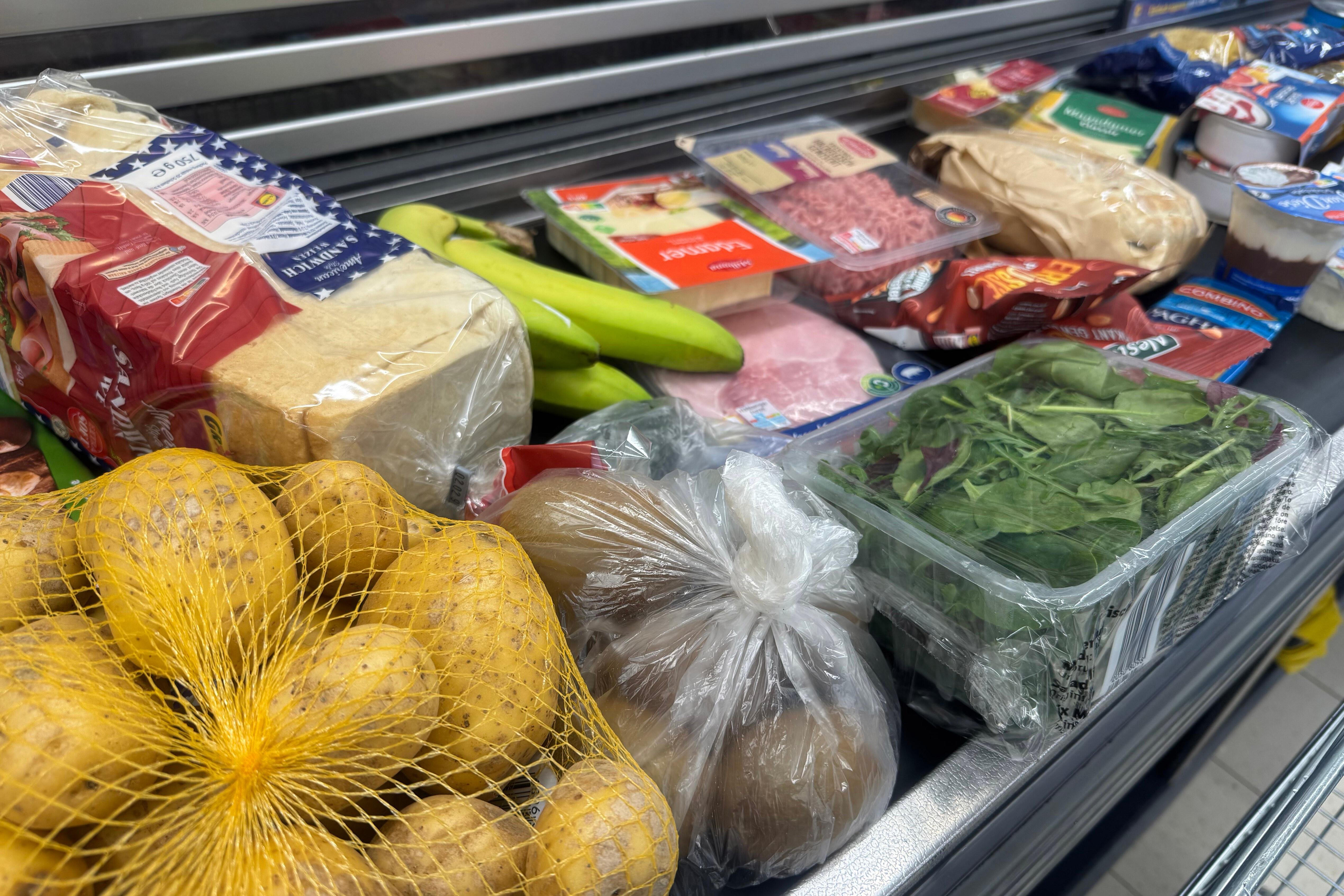 Lebensmittel liegen auf einem Kassenband