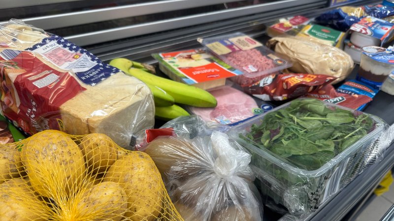 Lebensmittel liegen auf einem Kassenband | Bild: picture alliance / SvenSimon | Frank Hoermann Lebensmittel liegen auf einem Kassenband