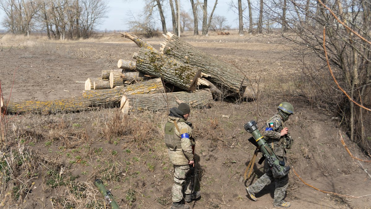 Ukrainische Soldaten mit Panzerfaust an der Front bei Rudnytska