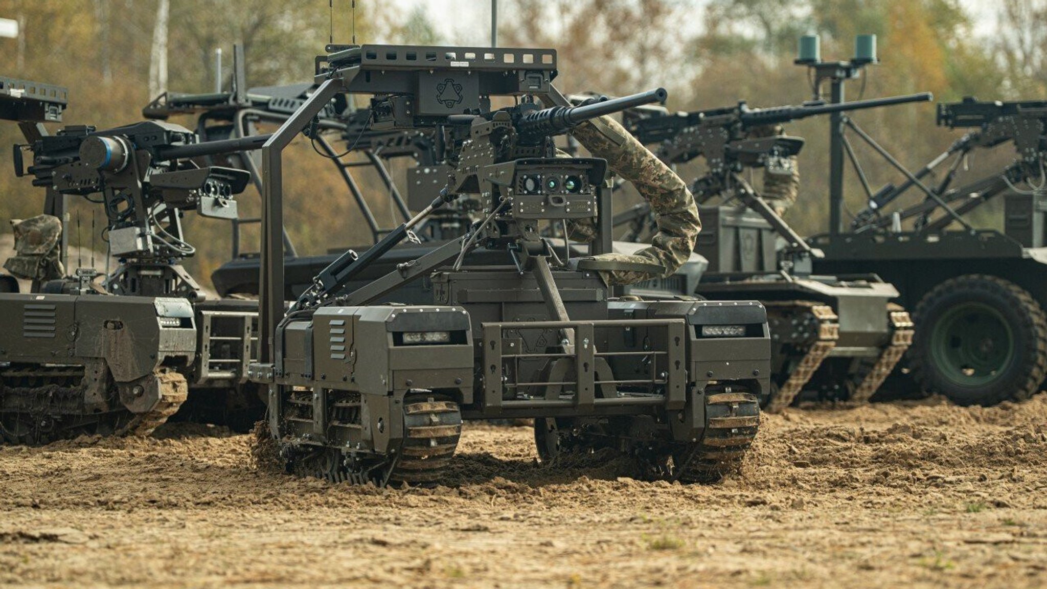 Die neuesten technologischen Innovationen auf ukrainischer Seite zielen darauf ab, den Krieg aus der Ferne zu führen – durch den Einsatz von robotischen, panzerähnlichen Fahrzeugen, die an der Front an der Seite der Infanterie kämpfen können.