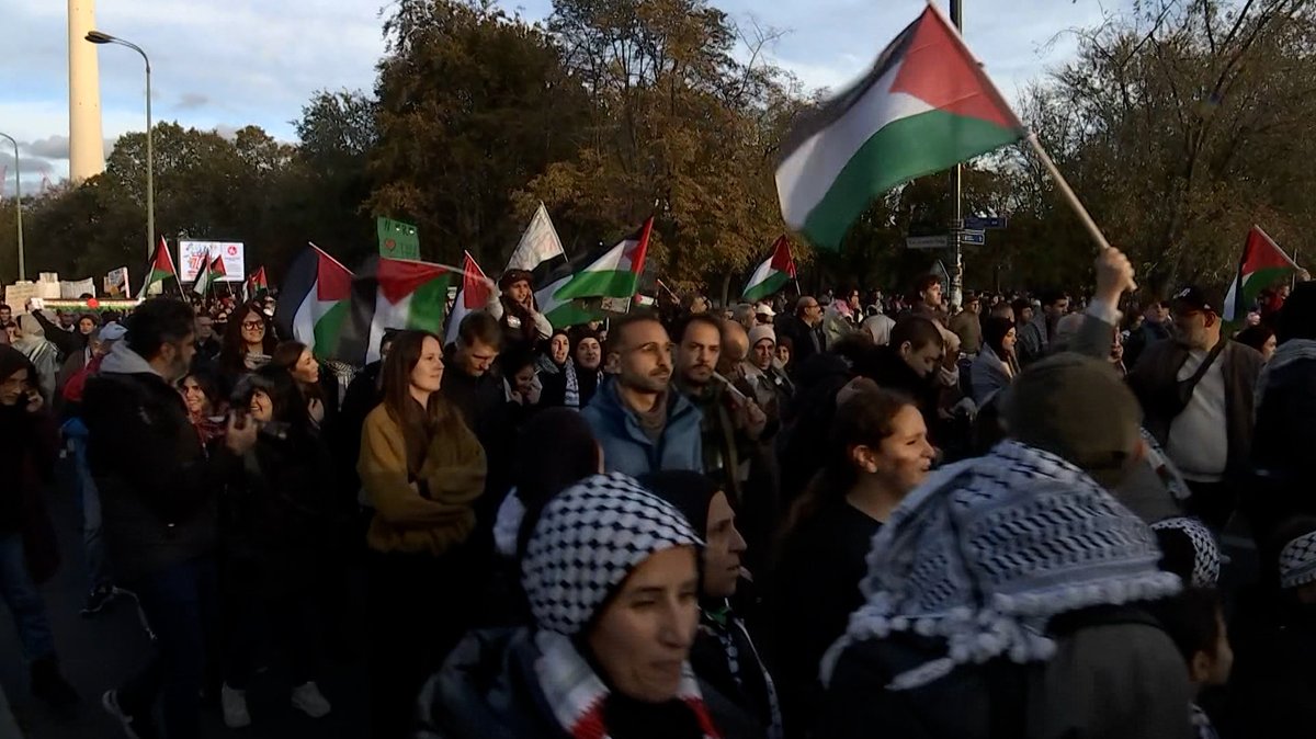 Teilnehmer einer Pro-Palästina-Demo, vorn Frauen mit Palästinenser-Kopftuch, weiter hinten Demonstranten mit Palästina-Flaggen.