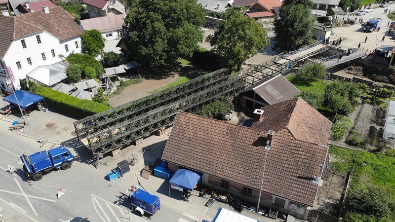 Das Technische Hilfswerk hat heute Nachmittag die erste Behelfsbrücke in der Ortschaft Prevalje im Norden Sloweniens fertiggestellt.