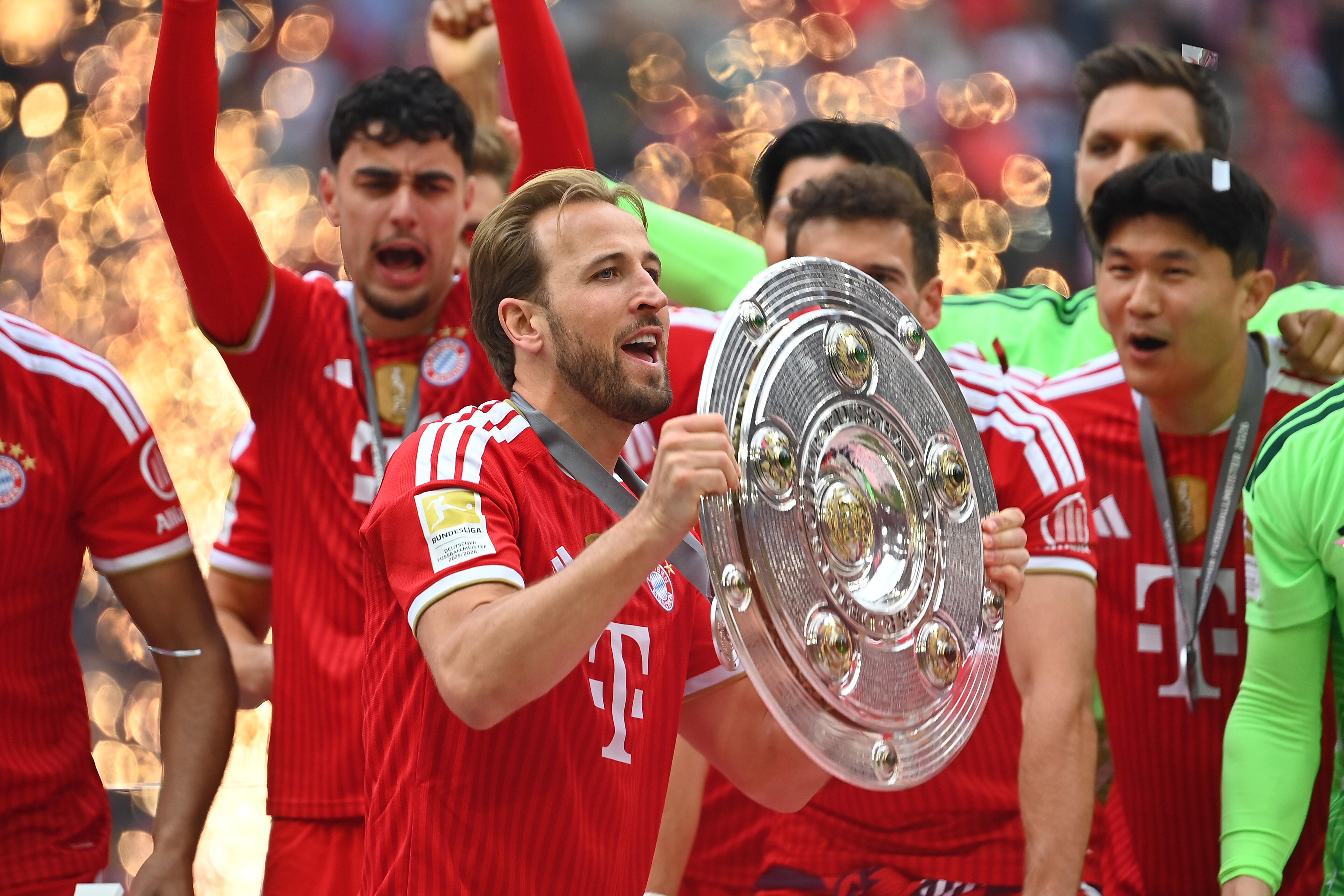 Harry Kane mit Meisterschale