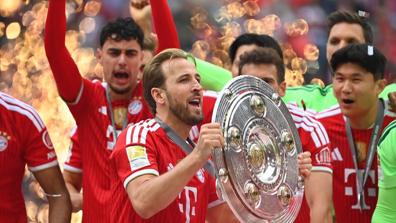 Harry Kane mit Meisterschale | Bild: picture-alliance/dpa Harry Kane mit Meisterschale