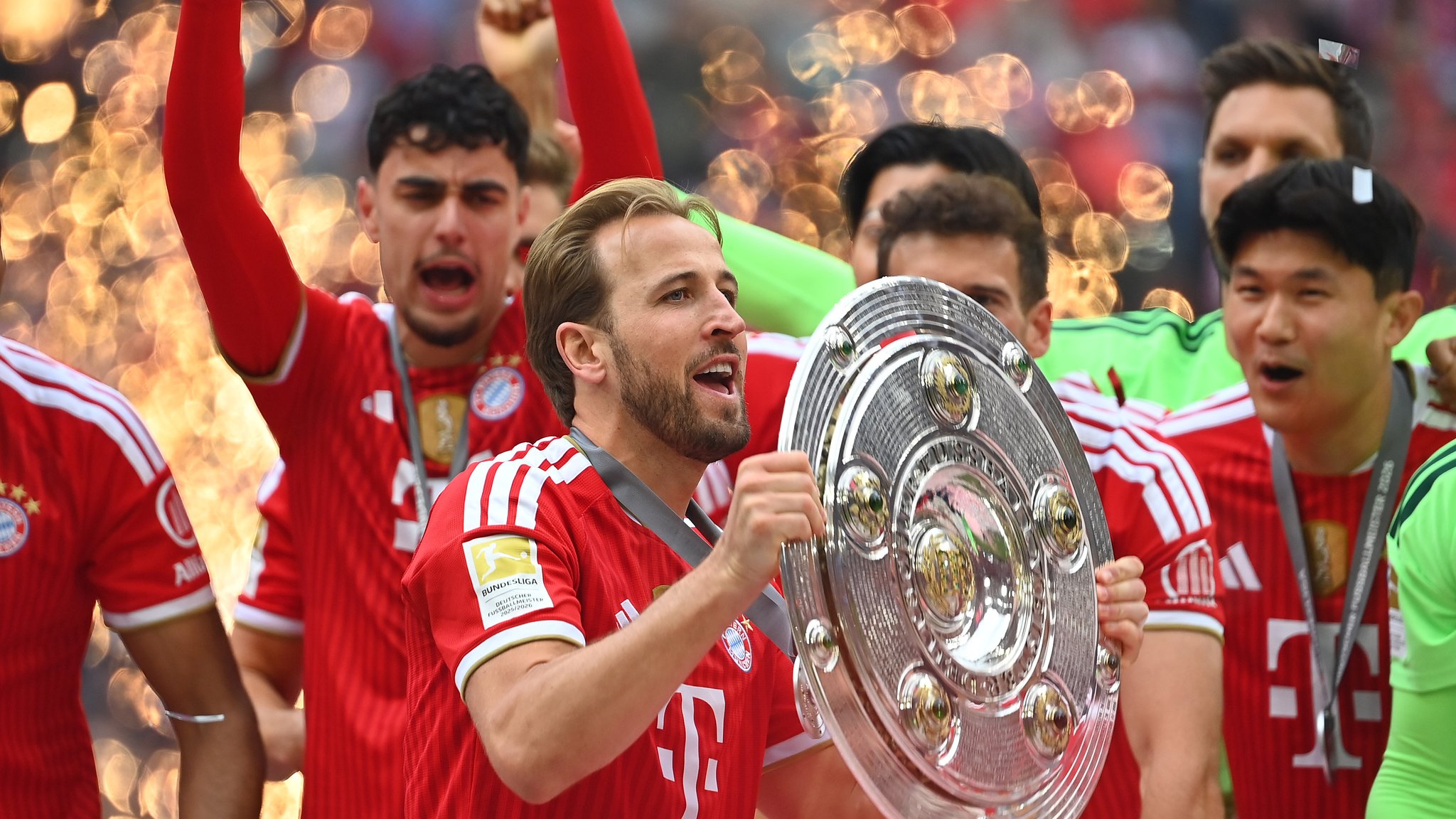 Harry Kane mit Meisterschale | Bild: picture-alliance/dpa Harry Kane mit Meisterschale