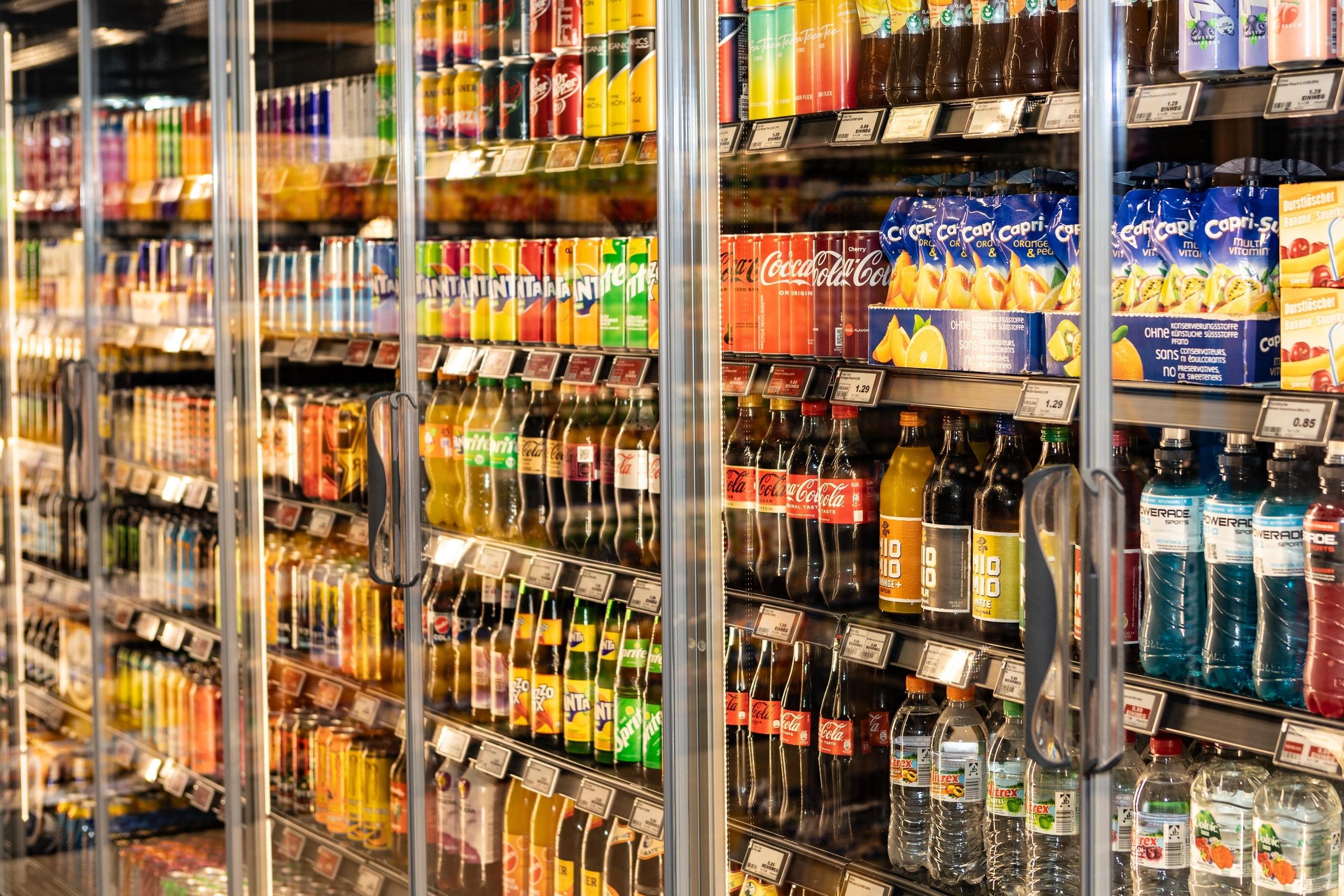 Süße Getränke wie Limo, Cola oder Eistee sind beliebt, aber echte Kalorienbomben. Organisationen wie Foodwatch fordern seit Langem eine Softdrink-Steuer auf zuckerreiche Lebensmittel.