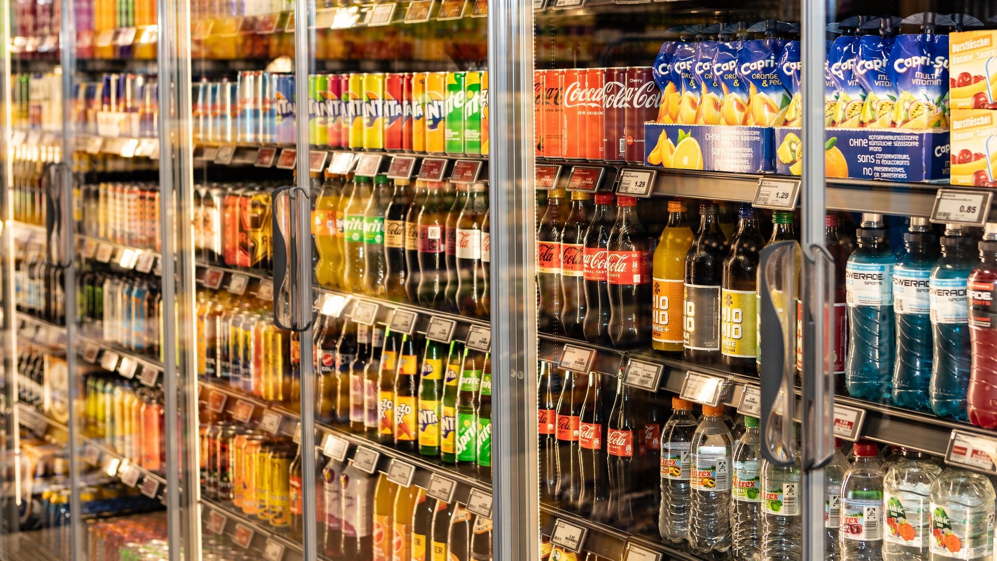 Süße Getränke wie Limo, Cola oder Eistee sind beliebt, aber echte Kalorienbomben. Organisationen wie Foodwatch fordern seit Langem eine Softdrink-Steuer auf zuckerreiche Lebensmittel.