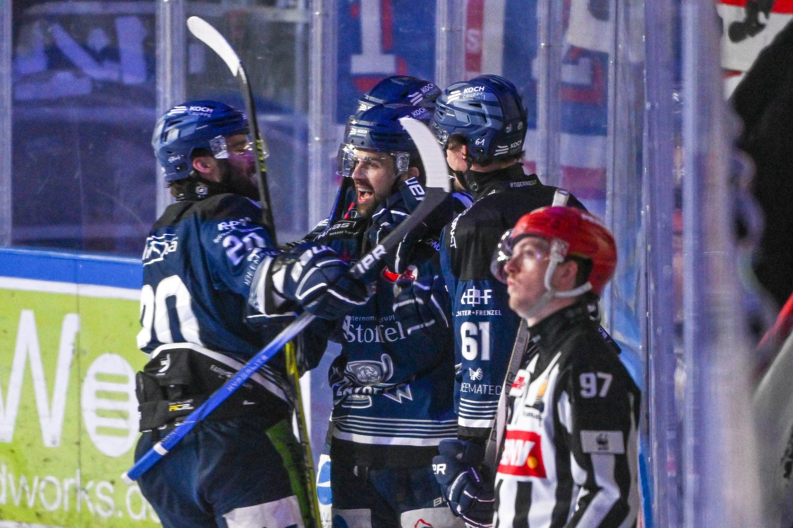 Straubing Tigers beim Torjubel