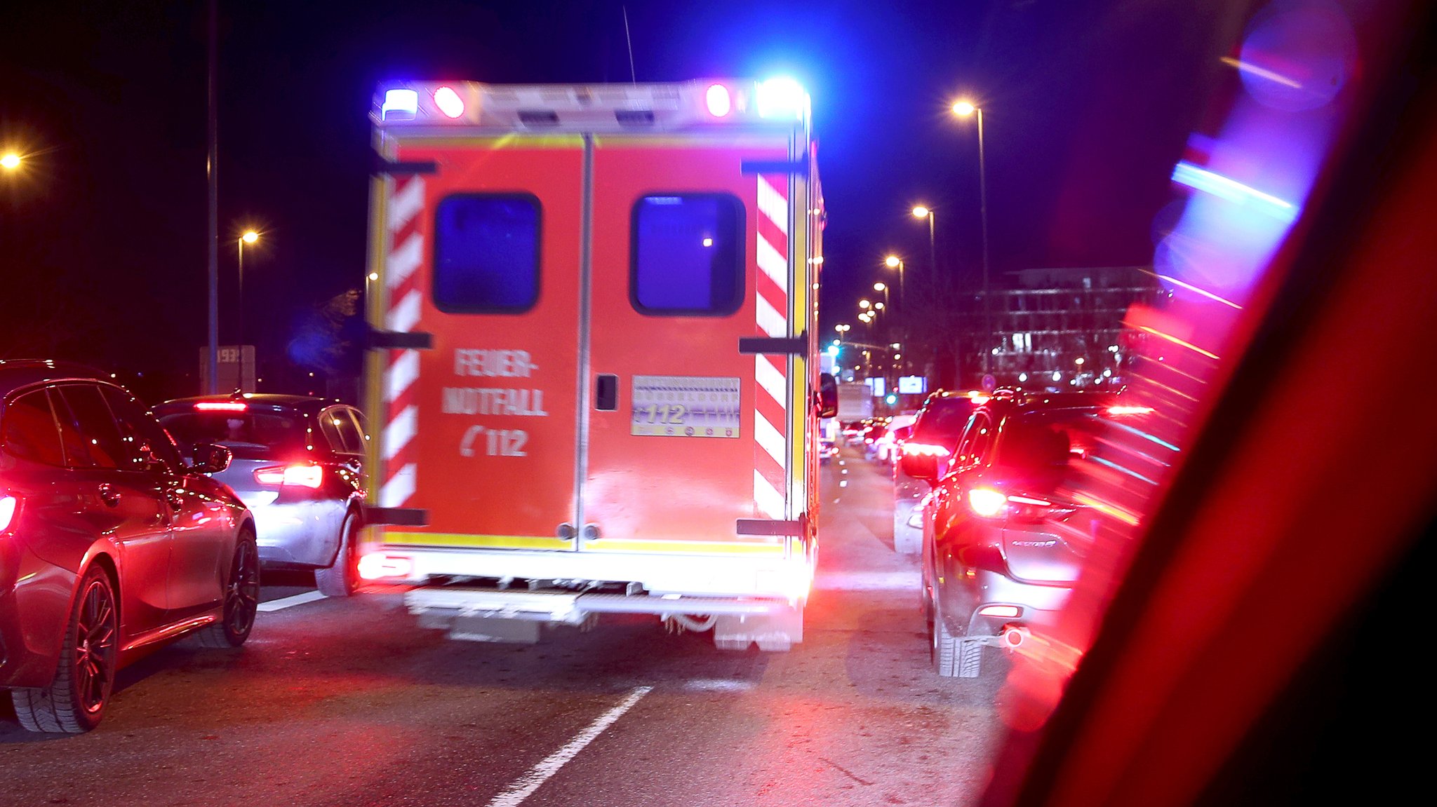 Ein Krankenwagen fährt durch eine Rettungsgasse.