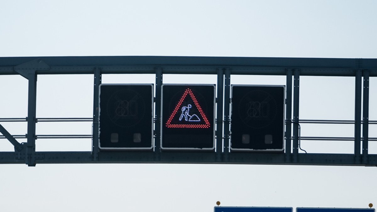Ein Autobahnschild weist auf Bauarbeiten hin (Symbolbild)