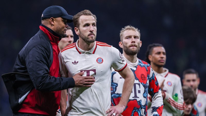 Vincent Kompany spricht mit Harry Kane nach der Champions-League-Aus. | Bild: picture alliance / ipa-agency | Fabrizio Carabelli/IPA Sport Vincent Kompany spricht mit Harry Kane nach der Champions-League-Aus.